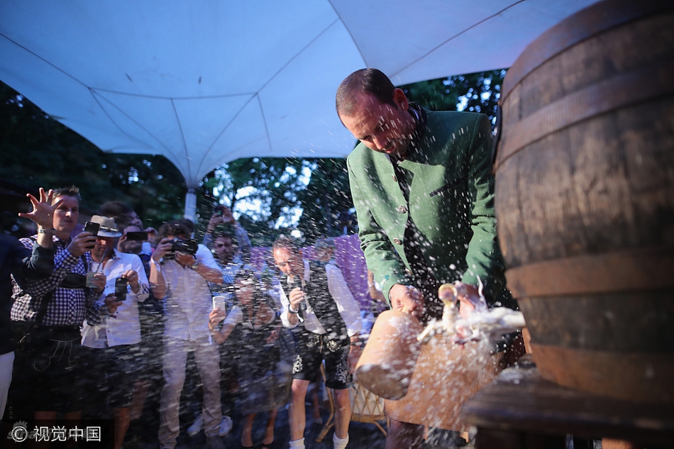 斯滕森亲密地搂着太太艾玛，两人在活动现场相视而笑，画面温馨而恩爱。