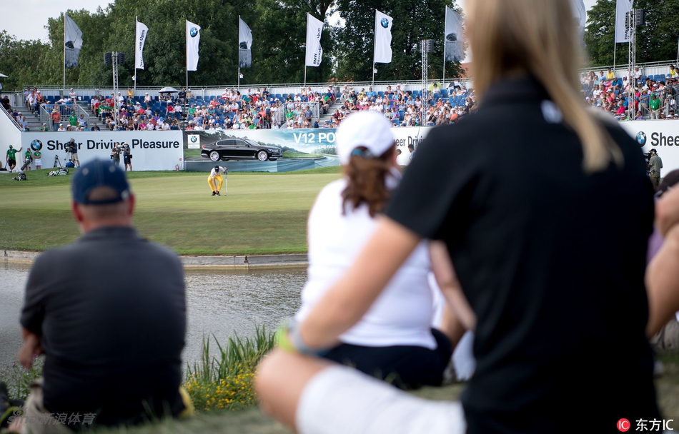 卫冕冠军亨里克·斯滕森在沙坑中冷静救球，尽管本轮状态平平，他依然是冠军的有力争夺者之一。