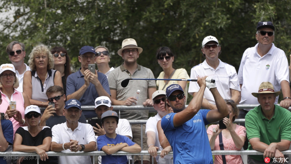 南非球手亨尼·奥托在宝马国际赛第三轮中奋力挥杆，尽管未能跻身前列，仍在德国赛场上全力以赴。