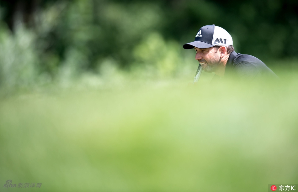 第三轮比赛中，球员在攻果岭时面临考验，精准的铁杆是取得低杆数的关键。