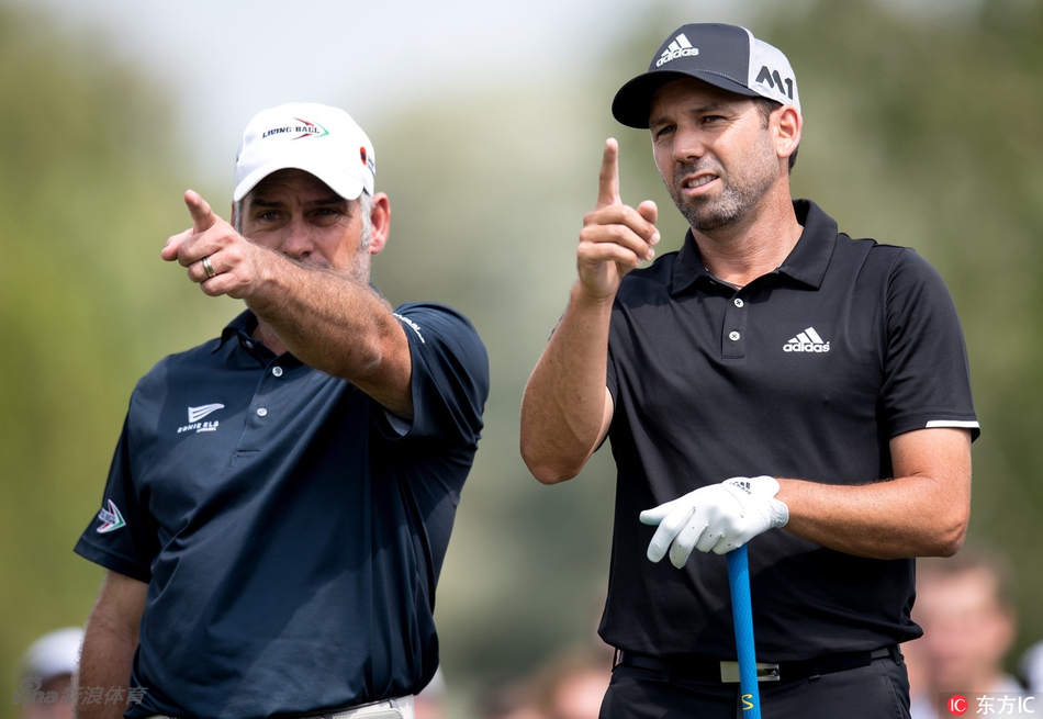 领先榜前列的球员在决赛轮前仔细研究果岭，每一次推杆路线的判断都可能决定冠军的归属。