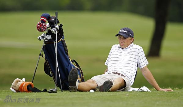 斯皮思与年幼的妹妹亲密互动,眼神中充满温柔,展现赛场硬汉背后的柔情一面