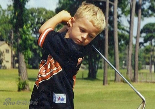 2015年美国大师赛,斯皮思身披荣耀绿夹克,手持冠军奖杯露出自信微笑