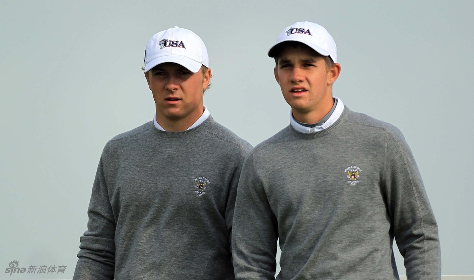 少年斯皮思在果岭上专注推杆,眼神中流露出超越年龄的沉稳与坚定