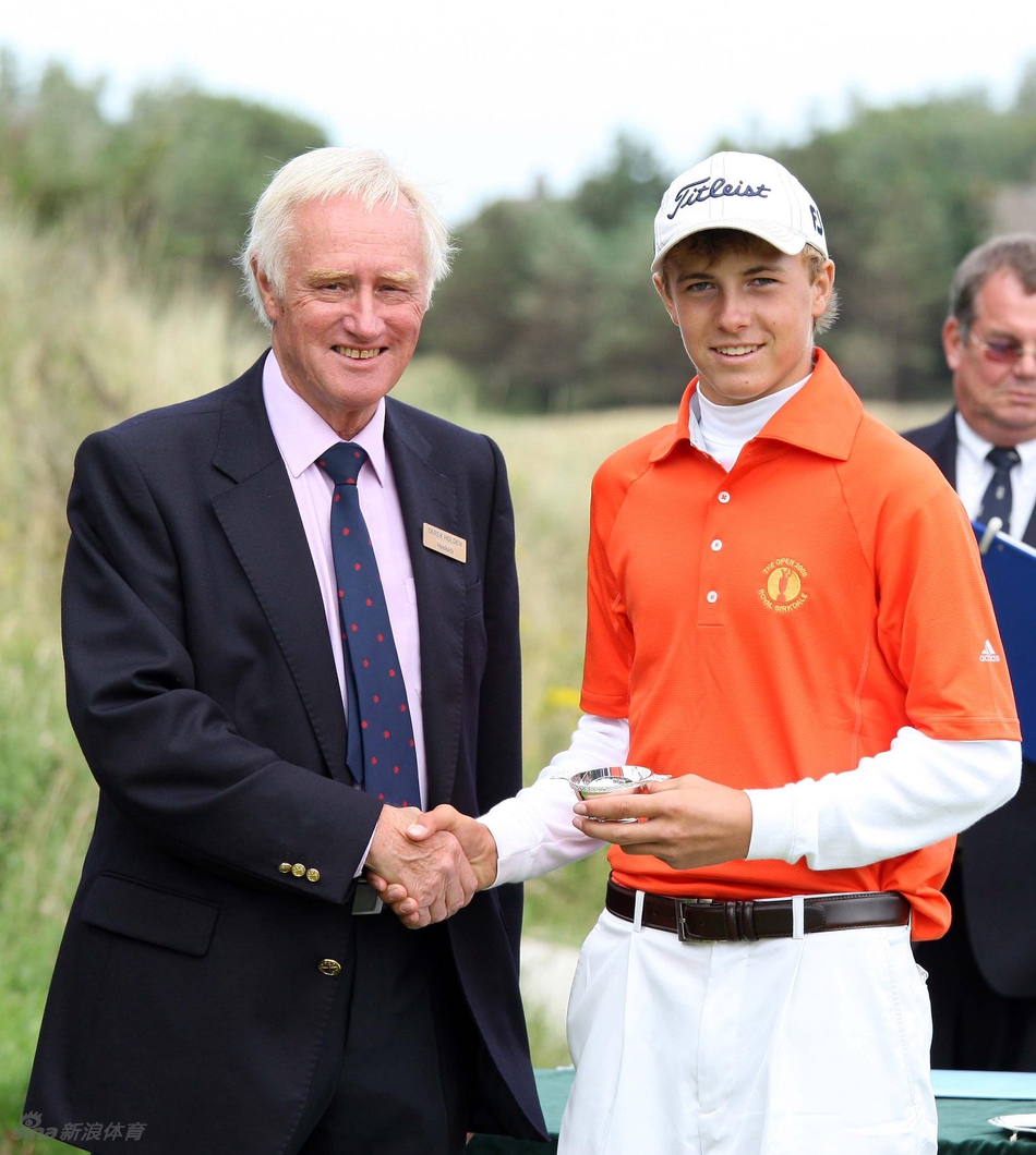 斯皮思与球童迈克尔·格瑞勒在赛场边认真研究码数本,展现完美的团队协作