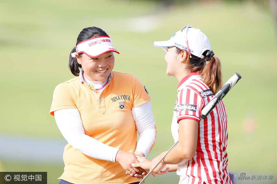 对手谷河枝里子展现大将风度，微笑向冠军张维维表示祝贺