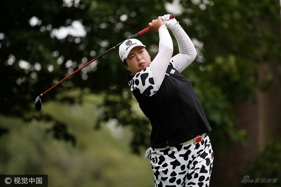 中国高尔夫一姐冯珊珊在依云锦标赛首轮比赛中,正沉稳观察果岭线路,微风拂过她的面庞