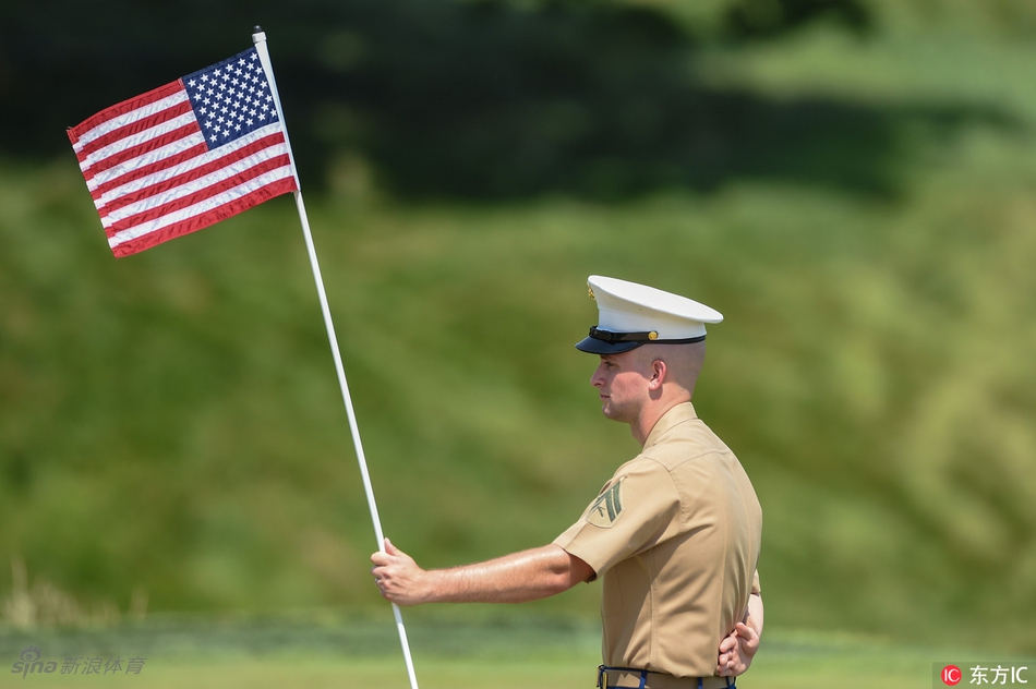 璀璨的贵肯信贷全国赛冠军奖杯静待王者，象征荣耀与胜利
