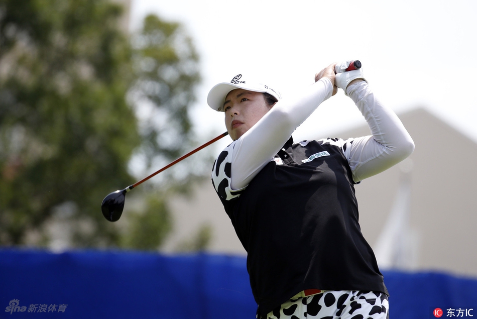 韩国高尔夫新星朴城炫在依云锦标赛首轮比赛中,神情专注地完成推杆,身后是连绵的阿尔卑斯山麓,阳光洒在果岭上