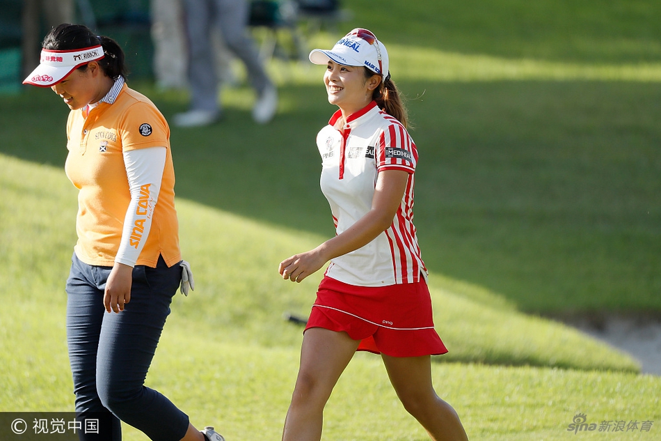 张维维开球动作一气呵成，身体姿态展现惊人的爆发力与控制力