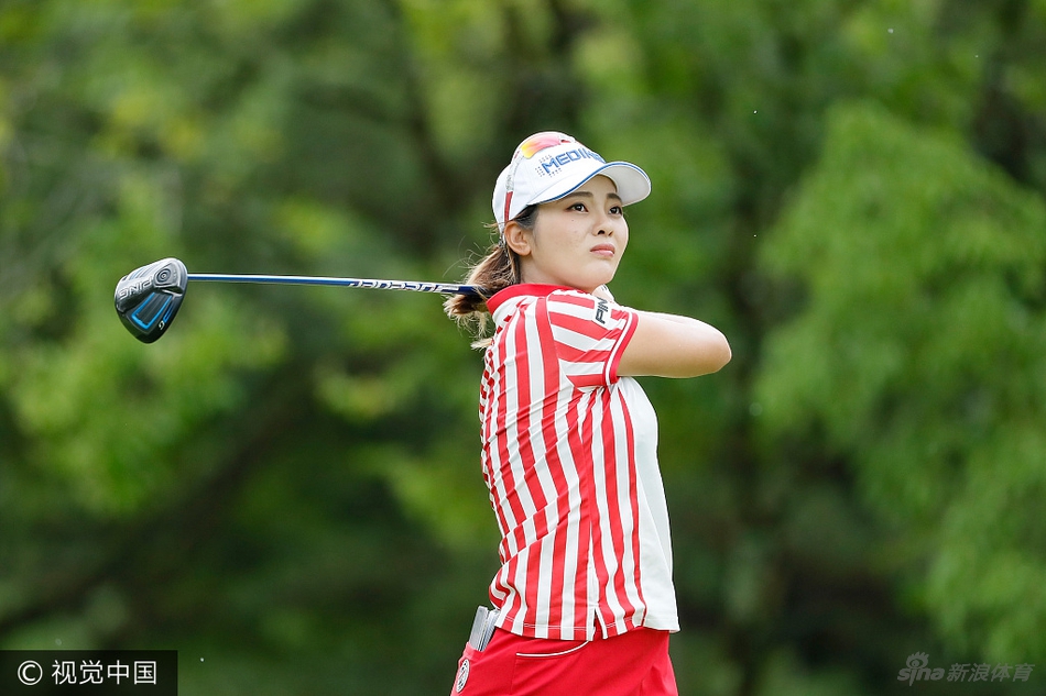 张维维俯身细致观察果岭推杆线路，神态专注而沉稳