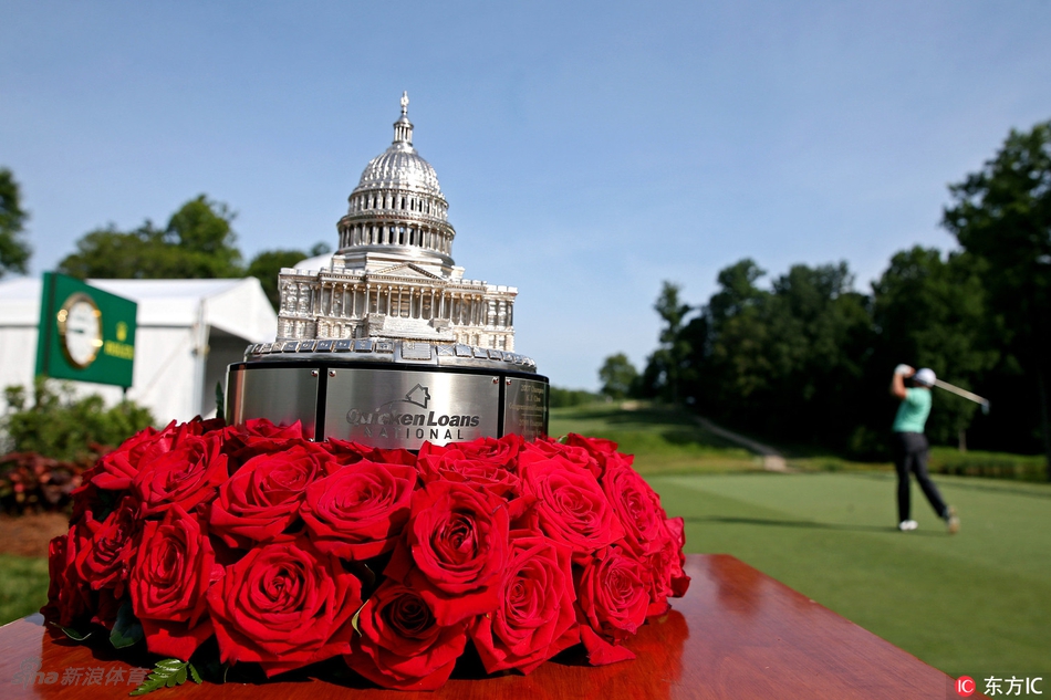 贾斯汀·托马斯在球道上凝神思考，试图调整状态扭转局势