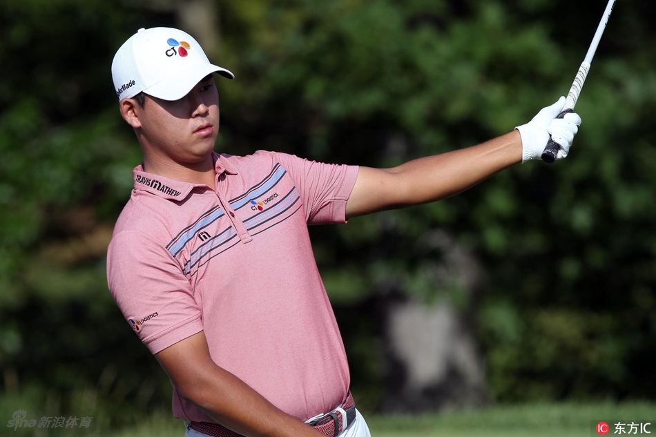 韩国选手康晟训与同组球员并肩行走在球道，沉着冷静跻身领先榜