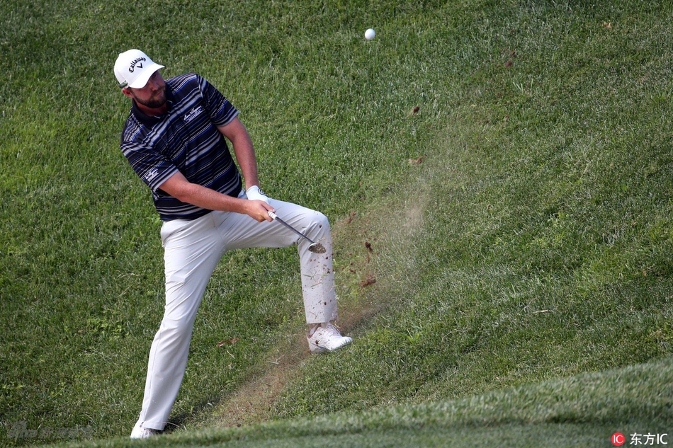 TPC波托马克球场全景，绿意盎然的球道与隐藏其间的沙坑水障构成严峻挑战。