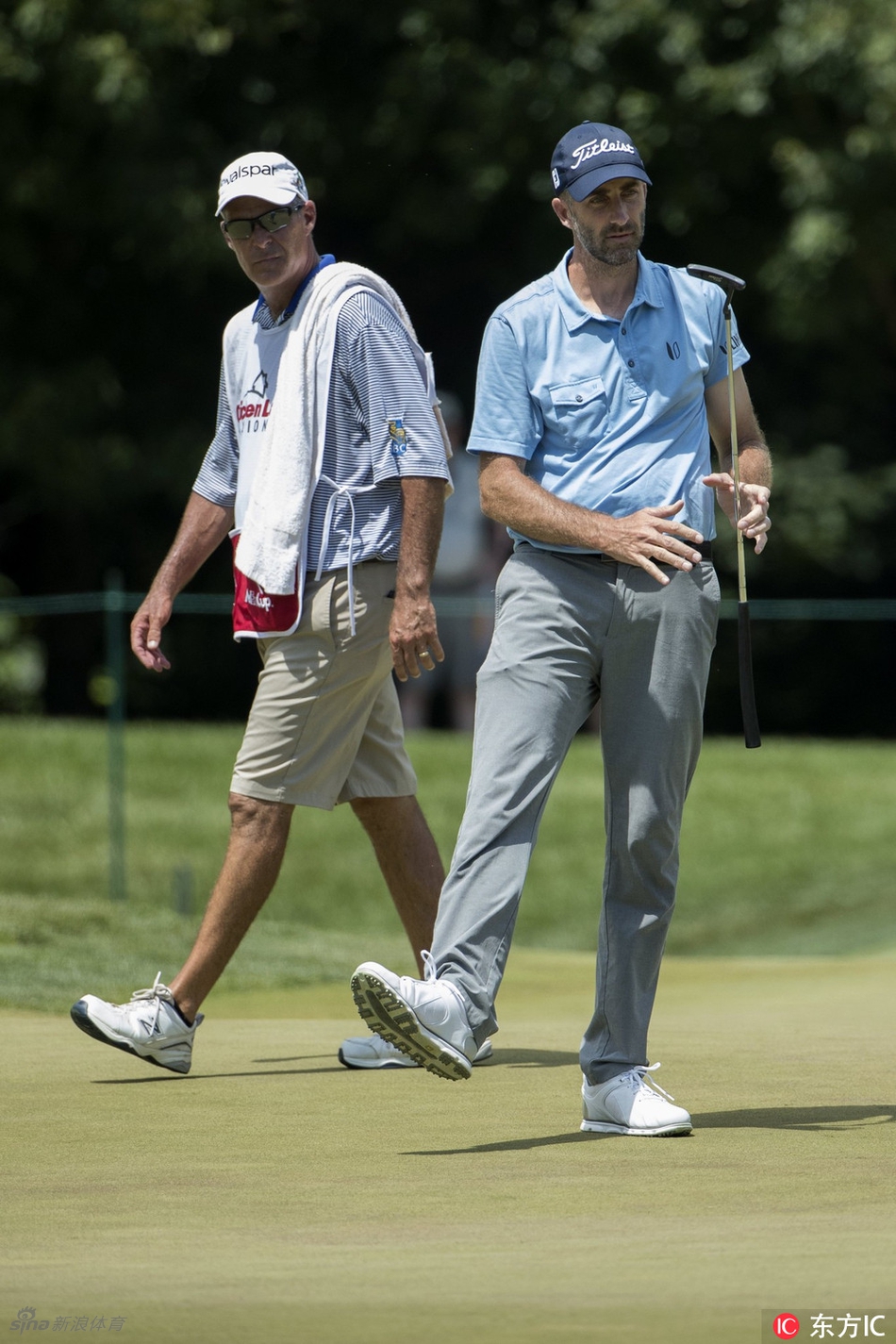 马克·利什曼在长草中成功完成一次高难度救球，专注的神情彰显其精湛的短杆技术。