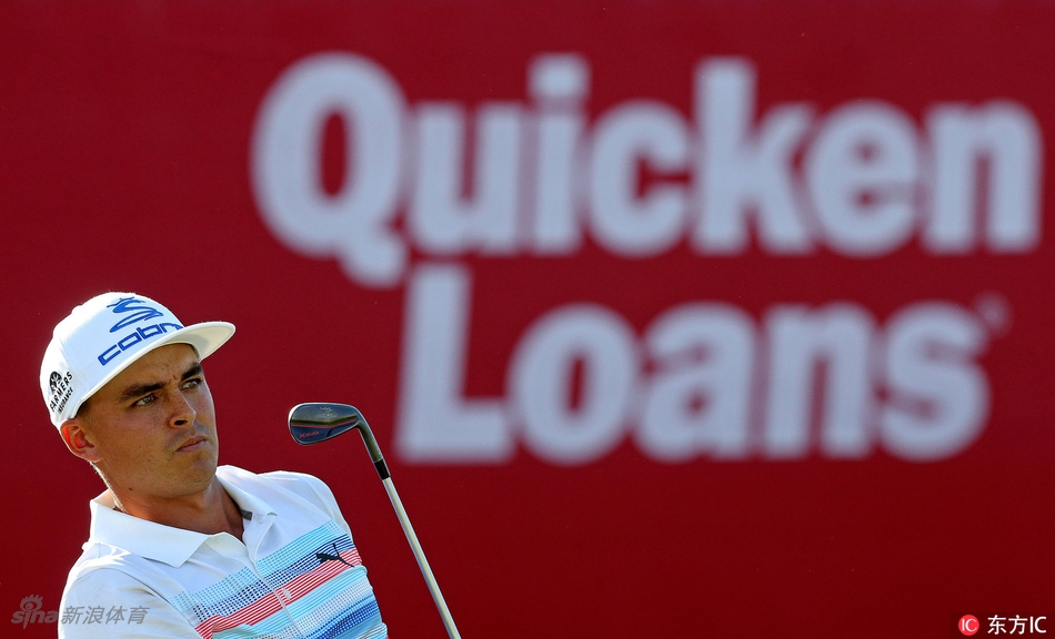 杰夫·奥格维在清晨的球道上潇洒挥杆，晨曦照亮了他重燃斗志的脸庞。