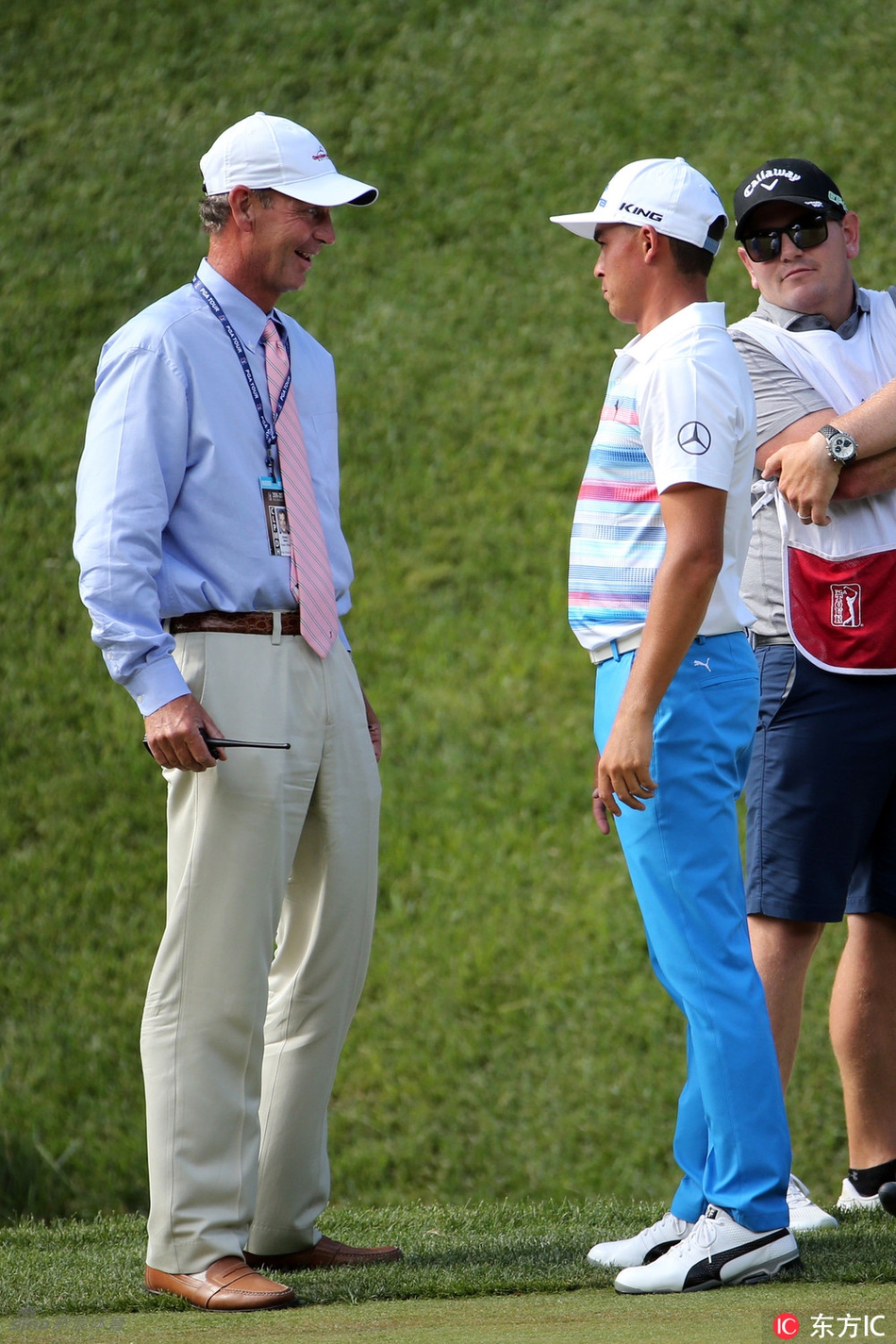 瑞奇·福勒在果岭旁眉头紧锁，面对艰难推杆陷入沉思，挑战不言而喻。