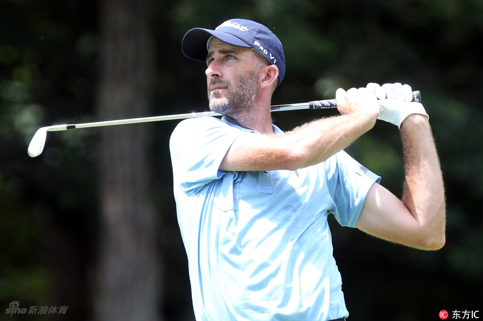 赛事志愿者在骄阳下默默工作，他们辛勤的身影是职业高尔夫赛事顺利运转的基石。