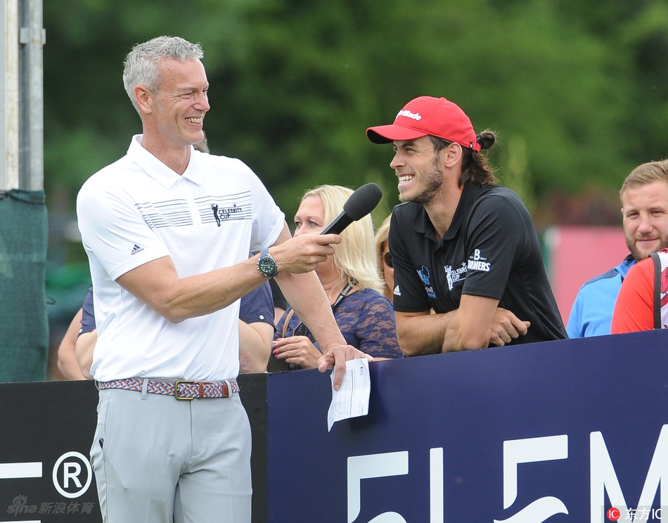 贝尔摆出专业的预备击球姿势，握杆沉稳，身姿挺拔如松