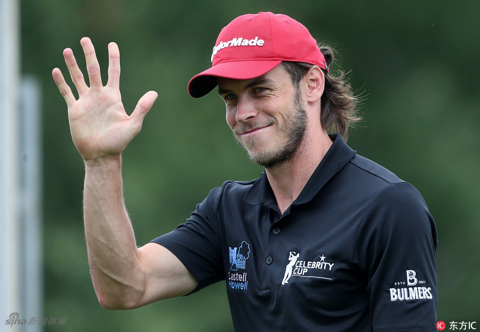 贝尔在果岭边全神贯注地观察推杆线路，眼神锐利如瞄准目标的鹰隼