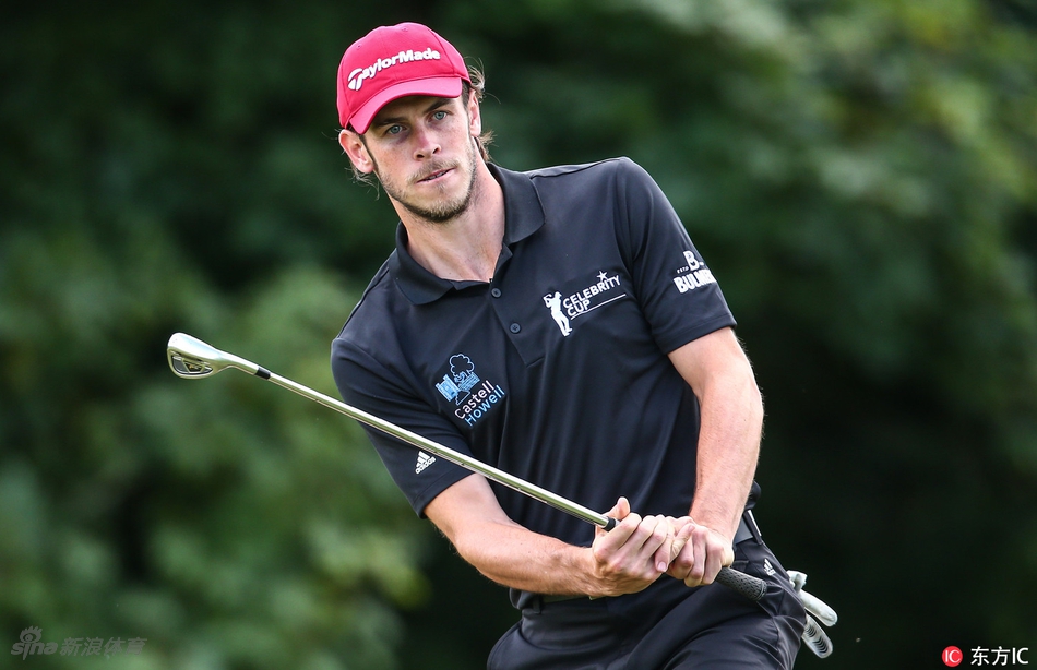 现场嘉宾沉浸在比赛的欢乐中，一位嘉宾正为精彩击球开怀大笑