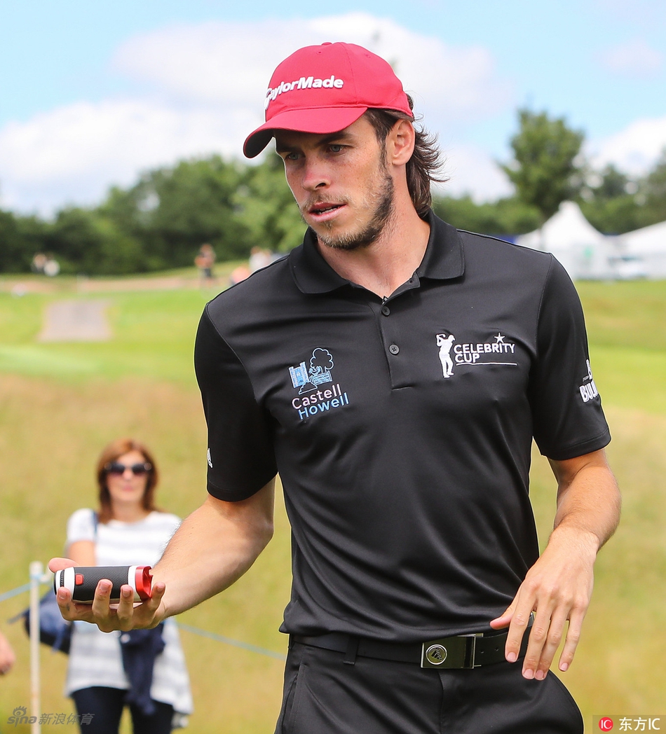 贝尔在比赛间隙使用测距仪专注测量距离，神情认真而投入