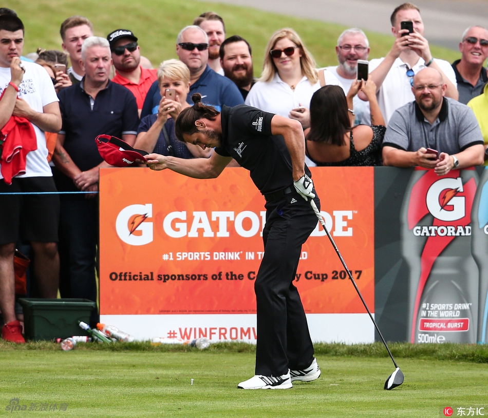 一位嘉宾挥杆后做出庆祝动作，周围人群氛围热烈而欢快