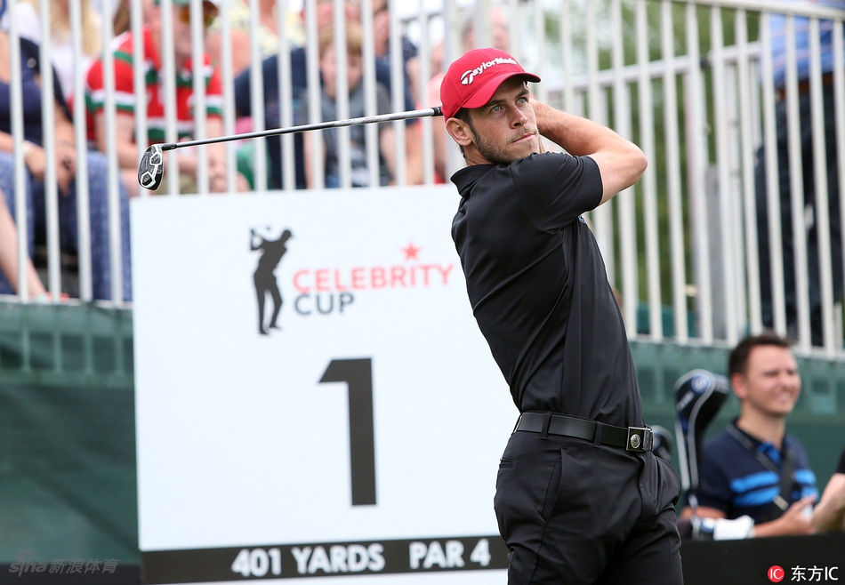 皇家球星贝尔面带自信微笑，在开球仪式上优雅挥杆，白色小球划破天际