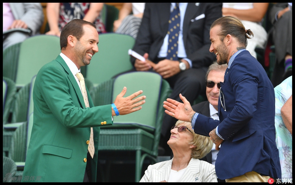 加西亚侧身向妻子安吉拉讲解场上赛况，神情专注而温柔