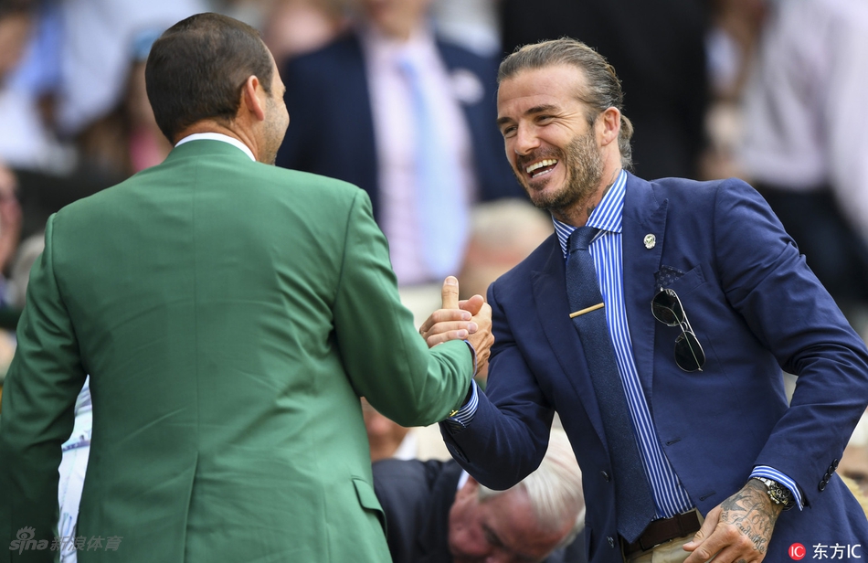 炎炎烈日下，加西亚体贴地脱下绿夹克，妻子安吉拉在一旁悉心照顾