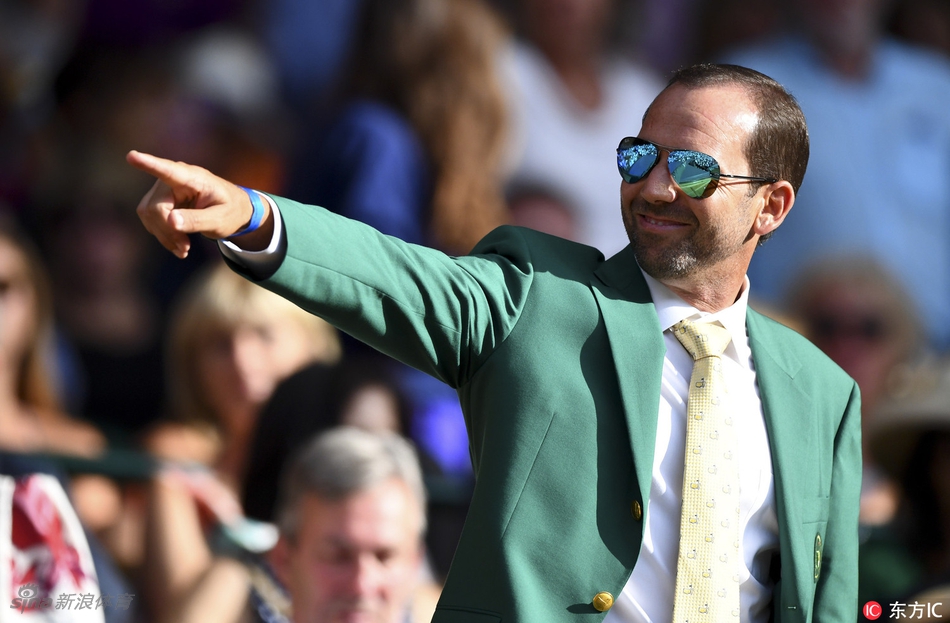 加西亚穿着象征高尔夫最高荣誉的绿夹克，在温网看台上显得霸气而自豪