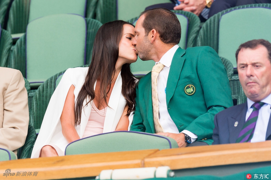 塞尔吉奥-加西亚与妻子安吉拉在温网皇家包厢甜蜜热吻，绿夹克与白色连衣裙相映成趣