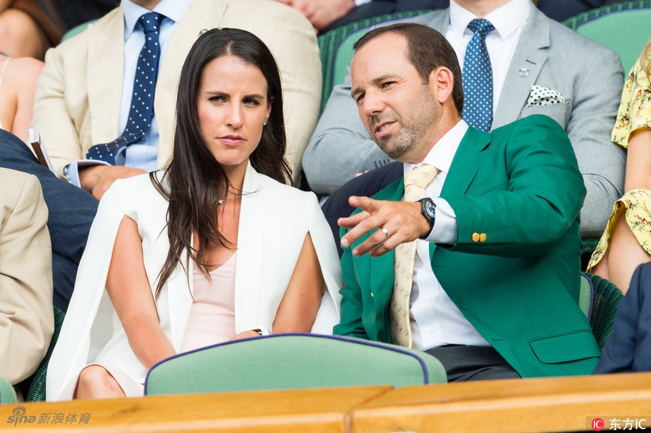加西亚与妻子安吉拉在观赛间隙亲密互动，眼神中充满爱意