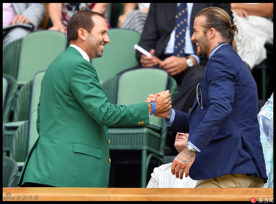 加西亚与足球巨星大卫·贝克汉姆在温网看台相遇，两人面带微笑亲切握手