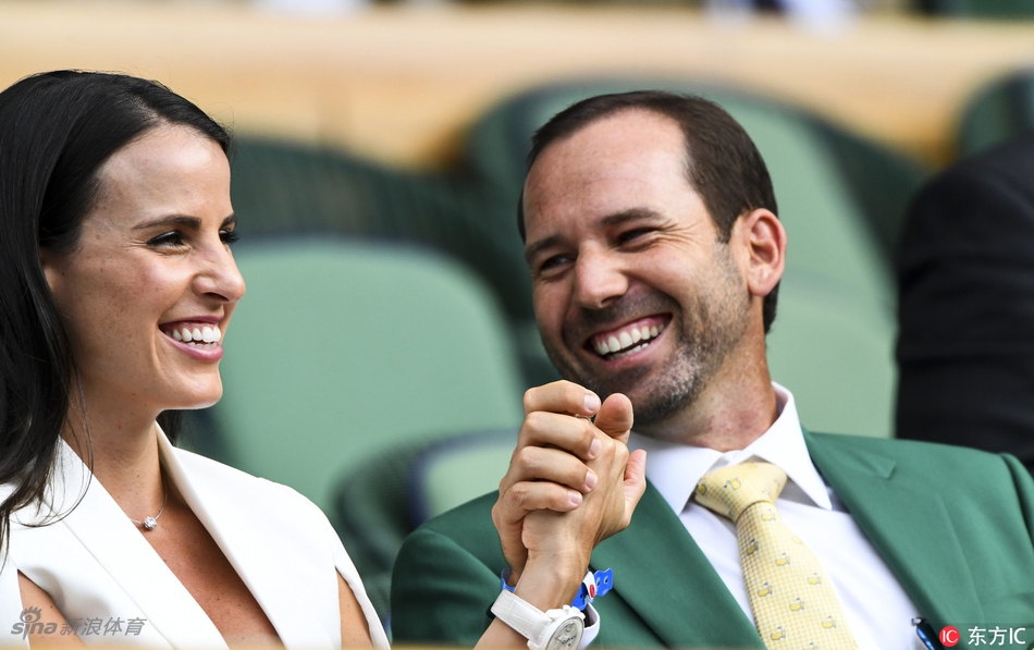 加西亚与爱妻安吉拉在温网看台上十指紧扣，恩爱对视，笑容灿烂