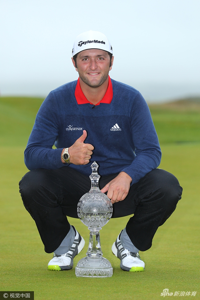 拉姆挥杆后目送小球划破长空飞向果岭,姿态潇洒而充满力量