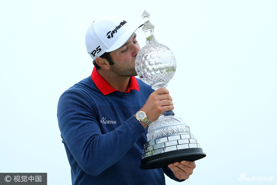 拉姆深情亲吻爱尔兰公开赛冠军奖杯,眼神中充满对胜利的无限珍视与感慨