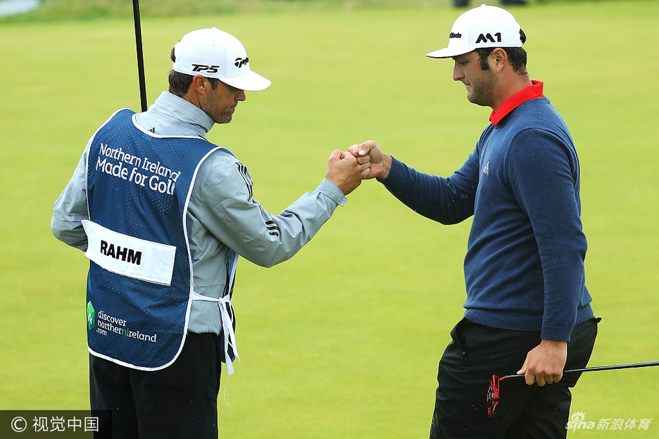 拉姆在决赛轮中漂亮地挥杆攻果岭,动作流畅而充满爆发力