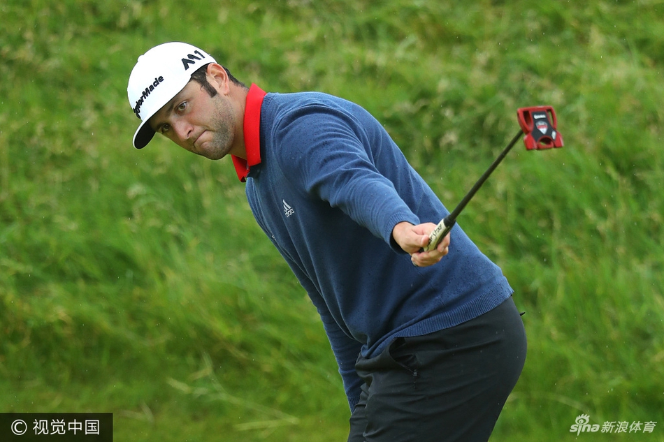 拉姆与球童一同研究关键推杆的线路,两人的专注是赢得比赛的重要一环