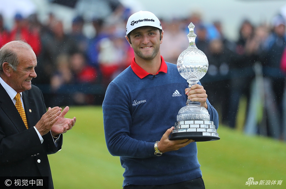 拉姆在果岭上沉稳推杆,全神贯注地审视球路,仿佛世界只剩下他与球洞