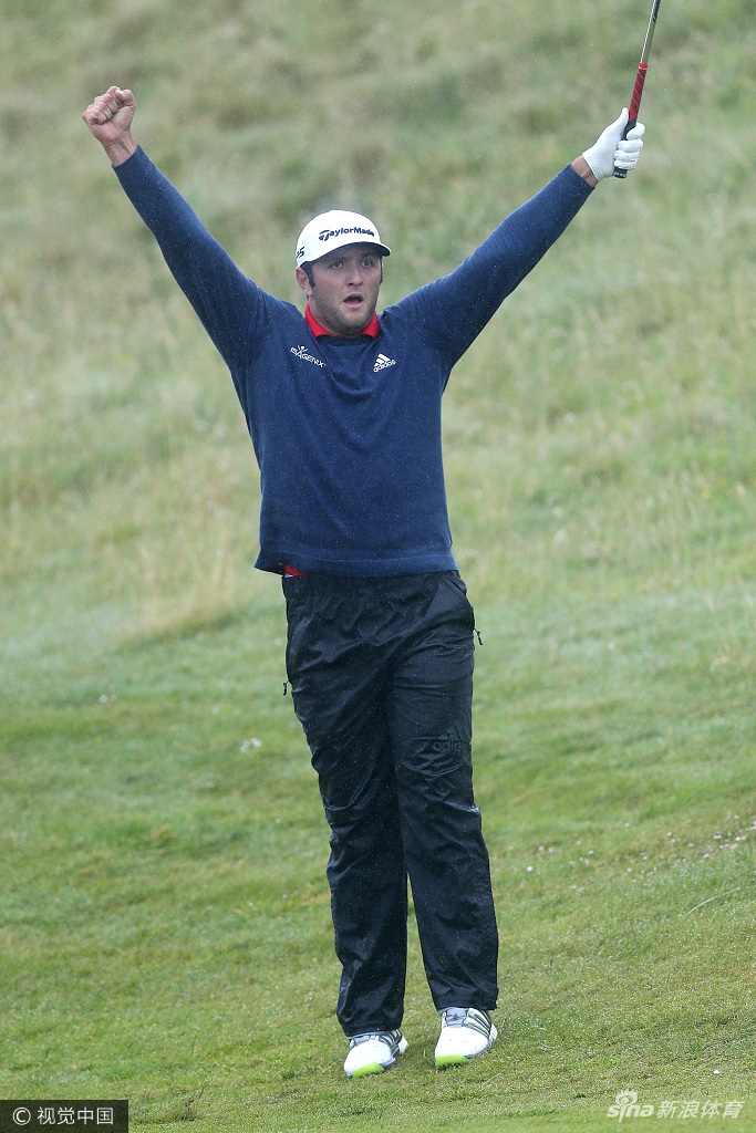 夺冠后拉姆与女友在场边甜蜜拥吻,共同分享职业生涯里程碑时刻的幸福