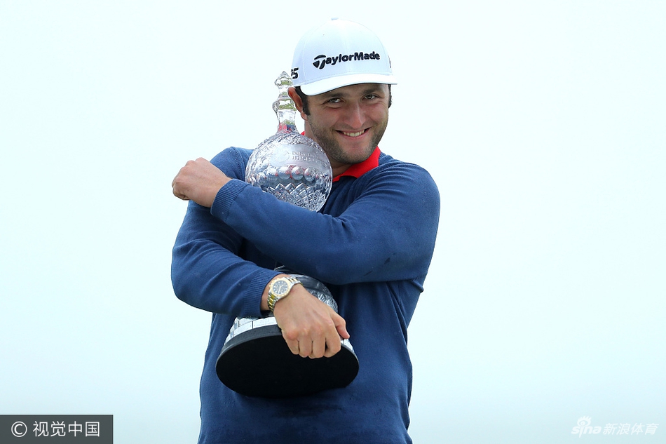 拉姆在沙坑中成功救球后,与球童击掌庆祝,默契的配合是胜利的基石