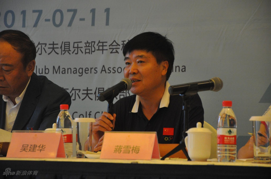 另一位嘉宾手持文件进行讲解,背后屏幕显示着精美的演示文稿