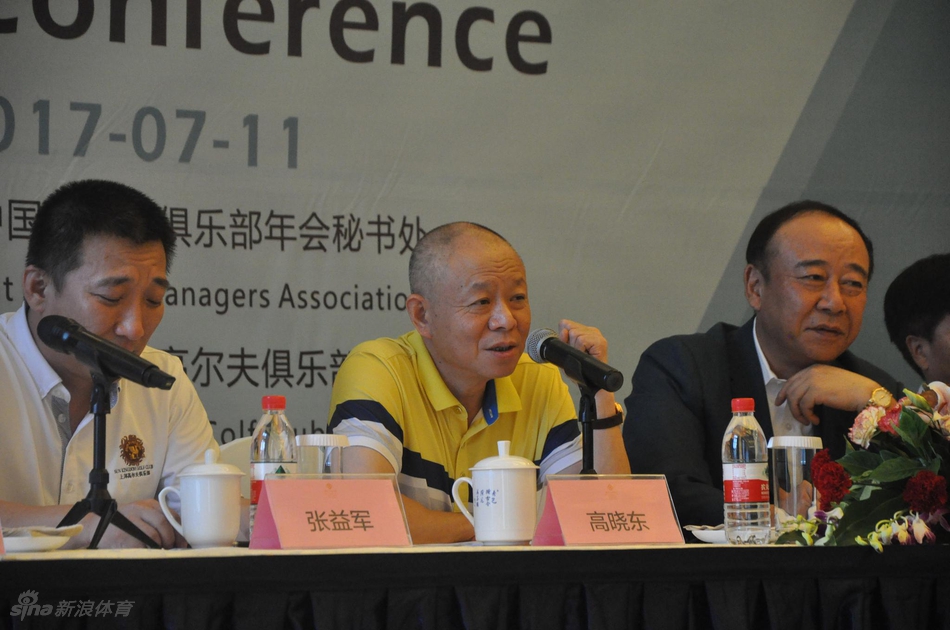 媒体记者正在踊跃举手提问,现场气氛热烈而有序