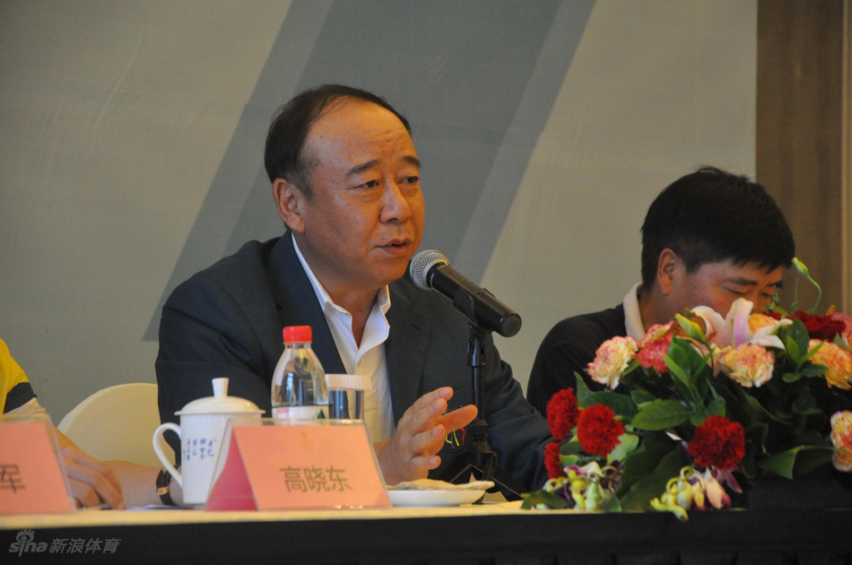 重庆上邦总经理张益军面向记者阐述俱乐部发展理念,背景是清晰的年会标识