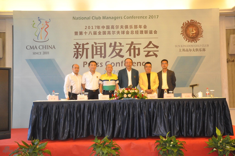 太平洋联盟中国CEO王月女士正在回答记者提问,眼神坚定,手势有力,展现女性领导者的睿智与风采