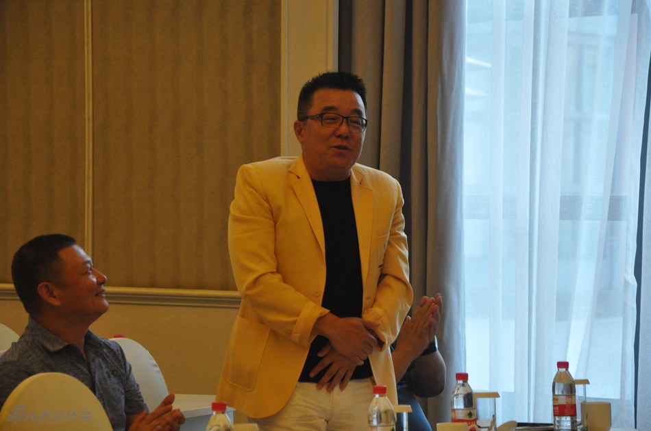 重庆高协主席吴建华在台上作总结陈述,姿态沉稳,气场十足