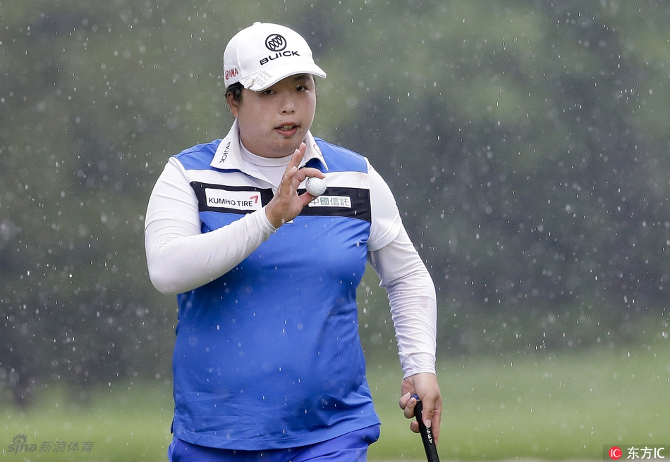 冯珊珊优雅流畅的开球瞬间,球杆划破空气,小白球向着远方的球道精准飞去