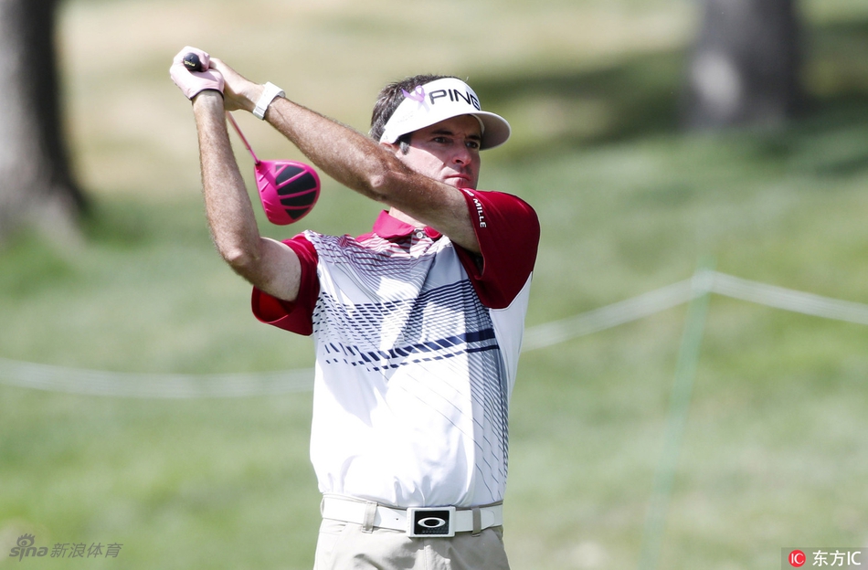 德尚博在第十八洞果岭沉稳观察推杆线路,全场目光聚焦于此。