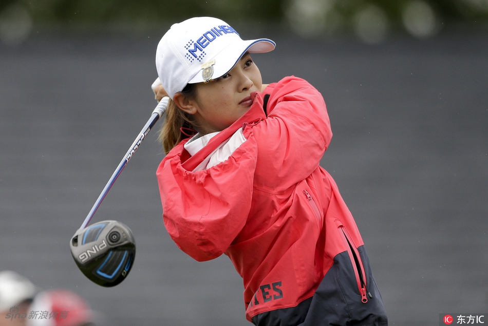 冯珊珊与球童在球道上并肩前行,认真讨论下一杆的策略,展现出团队协作的力量